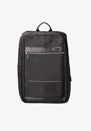 Zwarte rugzak met een gestructureerd oppervlak, voorzien van een voorvak met rits, zijvak en een gevoerd handvat. Gemaakt van duurzaam nylon materiaal.