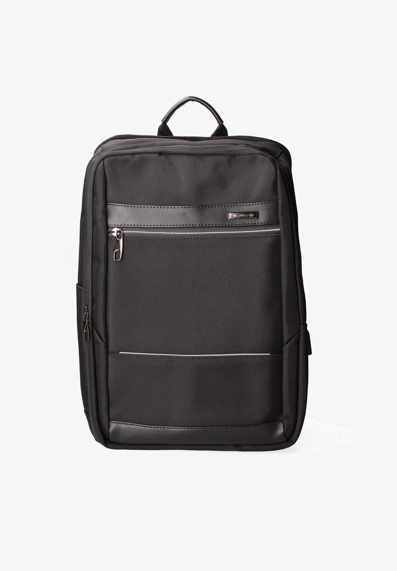 Zaino nero con superficie testurizzata, dotato di tasca anteriore con zip, tasca laterale e maniglia imbottita. Realizzato in nylon resistente.