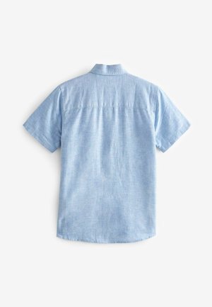 Hellblaues kurzärmliges Hemd mit Kragen, aus strukturiertem Stoff und mit einer Passe auf der Rückseite. Der Saum ist abgerundet.