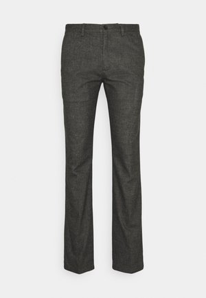 Donkergrijze, op maat gemaakte herensbroek met rechte pijpen, riemlussen en een knoopsluiting aan de voorkant tegen een effen witte achtergrond.