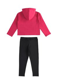 Sudadera corta rosa con capucha y mangas largas combinada con leggings negros. La tela parece suave con un mínimo de detalles.