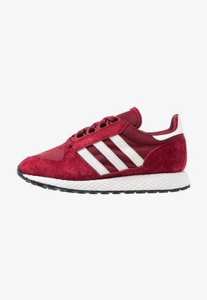 Scarpa da atletica rossa con tomaia in camoscio e rete, design con tre strisce bianche, chiusura con lacci e suola intermedia bianca strutturata con suola esterna in gomma nera.