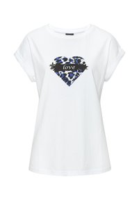 Weißes Baumwoll-T-Shirt mit hochgerollten Ärmeln, das ein Herzdesign in Blau und Schwarz mit Leopardenmuster und das Wort "Liebe" auf einem schwarzen Banner zeigt.