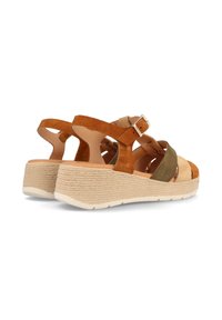 Sandalias de cuña con una mezcla de correas de ante en tonos marrón, verde y beige, con una textura trenzada en la suela de plataforma beige y un cierre de hebilla.