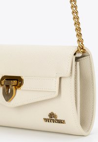 Bílá strukturovaná kožená psaníčka s pozlaceným zapínáním, řetízkem a vyraženým logem na přední straně.