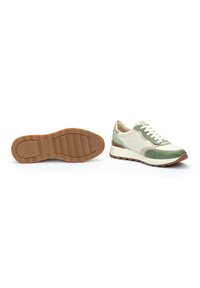 Zapatillas con una parte superior de piel en crema y verde, que presentan cordones blancos, una suela de goma texturizada y costuras decorativas a lo largo de las costuras.