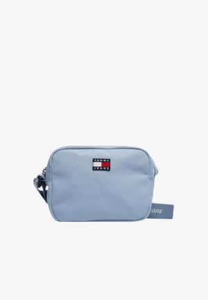 Lichtblauwe rechthoekige schoudertas met verstelbare band en klein Tommy Jeans-logo in het midden aan de voorkant.