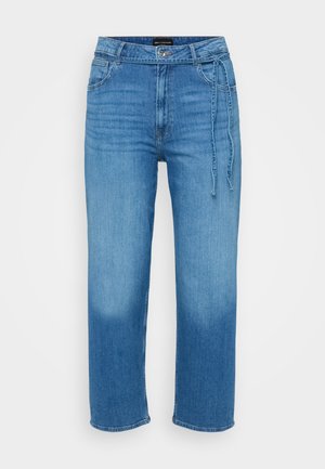 Jean en denim bleu clair avec une coupe décontractée, jambes droites, taille mi-haute et détail à nouer à l'avant. Texture lisse.