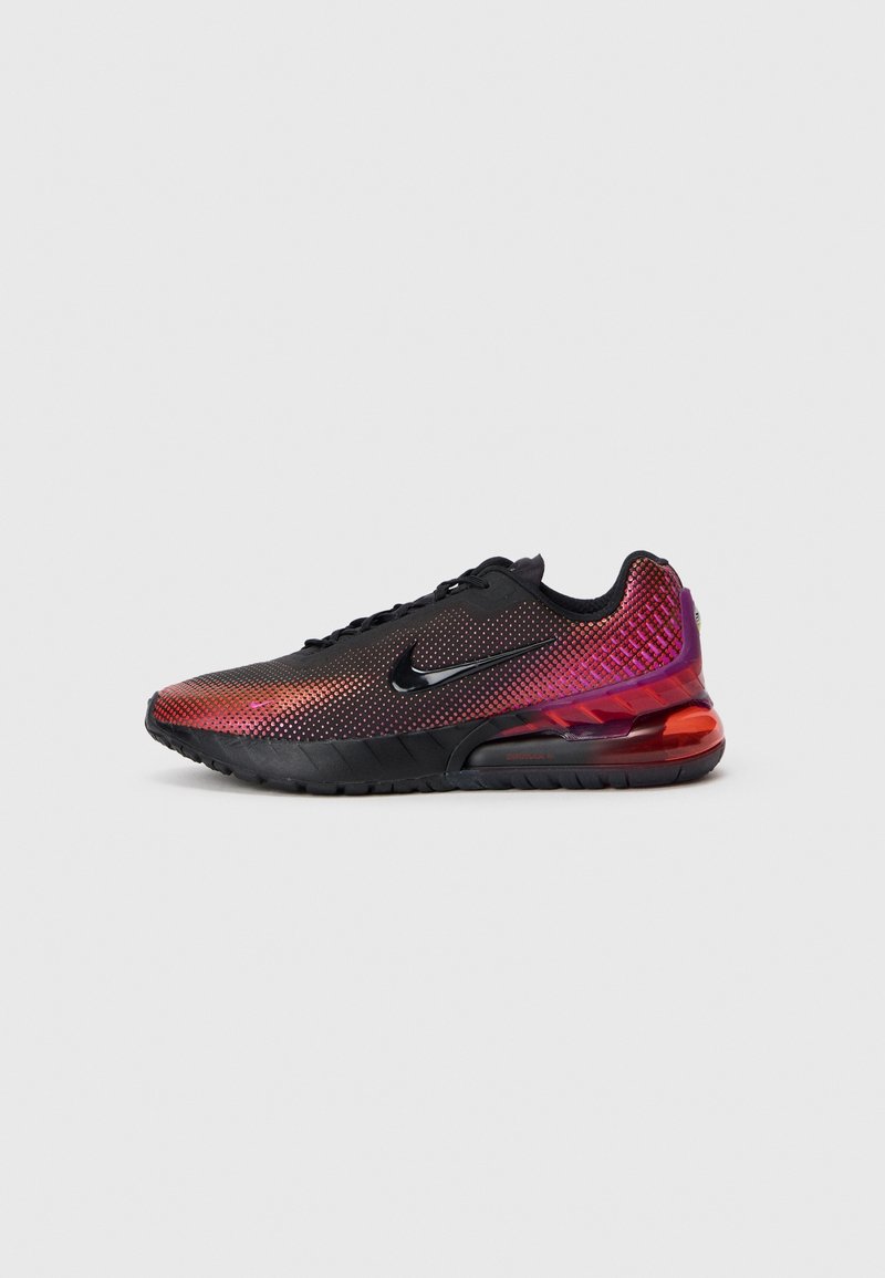 Chaussure de running Nike dégradée noire et rouge avec semelle à coussin d'air visible et logo swoosh noir sur le côté, vue de l'extérieur.