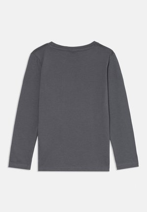 Camicia a maniche lunghe in cotone grigio scuro, con colletto rotondo e taglio dritto. Il tessuto ha una texture liscia e un design semplice.