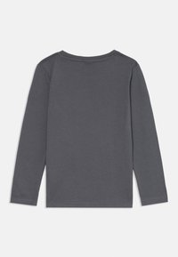 Koszula z długim rękawem w ciemnoszarym kolorze wykonana z bawełny, z okrągłym dekoltem i prostym krojem. Materiał ma gładką teksturę i prosty design.