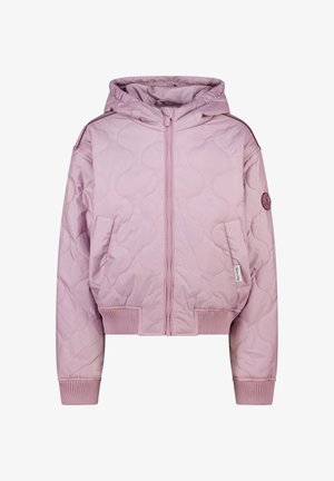 Veste matelassée violet clair avec capuche, fermeture éclair avant, poignets et ourlet côtelés, poches latérales, et un écusson circulaire sur la manche gauche.