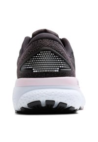 Scarpa sportiva con parte superiore in maglia viola scuro, suola bianca e nera e un accento triangolare testurizzato sul tallone per stabilità.