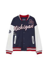 Marineblaue Varsity-Jacke mit weißen Ärmeln, rot gestreiften Bündchen und Kragen, dem Text "Michigan", einem "DT"-Patch auf der Brust und zwei Fronttaschen.