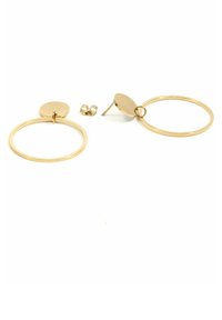 Pendientes de aro en tono dorado con tachuelas circulares. Los aros son delgados y abiertos, mientras que las tachuelas presentan un diseño de disco redondo.