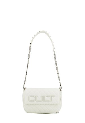 Borsa a tracolla bianca trapuntata con tracolla a catena argentata e scritta in rilievo "CULT" sulla patta anteriore.