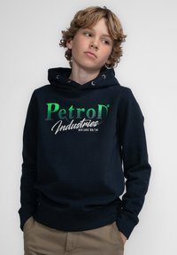 Navyblauwe hoodie gemaakt van zachte stof, met een kleurverloop in groen en wit voor het 'PetroD Industries' logo op de voorkant.