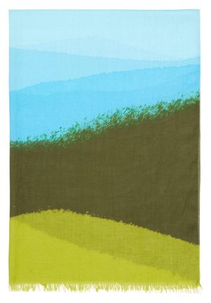 Miękki szalik z gradientowym wzorem, przedstawiający nałożone na siebie pasy pędzelkowych pociągnięć w odcieniach niebieskiego, ciemnej zieleni i żółto-zielonego oraz frędzlowane brzegi.