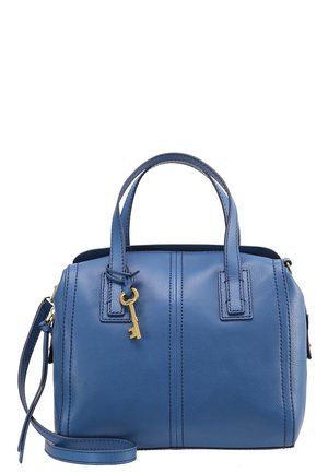 Niebieska skórzana torebka z podwójnymi uchwytami, odpinanym paskiem na ramię i małym złotym breloczkiem w kształcie klucza wiszącym na jednym z uchwytów.