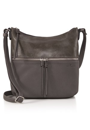 Szara skórzana torba na ramię o wyraźnej sylwetce, z fakturowaną przednią częścią, poziomą kieszenią na zamek i regulowanym paskiem na ramię.