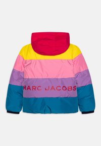 Mångfärgad puffjacka med ett design av horisontella ränder i rosa, gult, lila och blått. Har en huva och "MARC JACOBS" tryckt i rött.