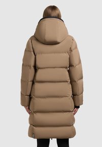Hnedý zateplený kabát s kapucňou, s prešívaným dizajnom, dlhými rukávmi a rovný lem, vyrobený z lesklého, izolačného materiálu.