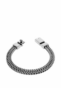 Pulsera de metal trenzado en tono plateado con un cierre elegante, que presenta un acento texturizado en el cierre para mayor detalle.
