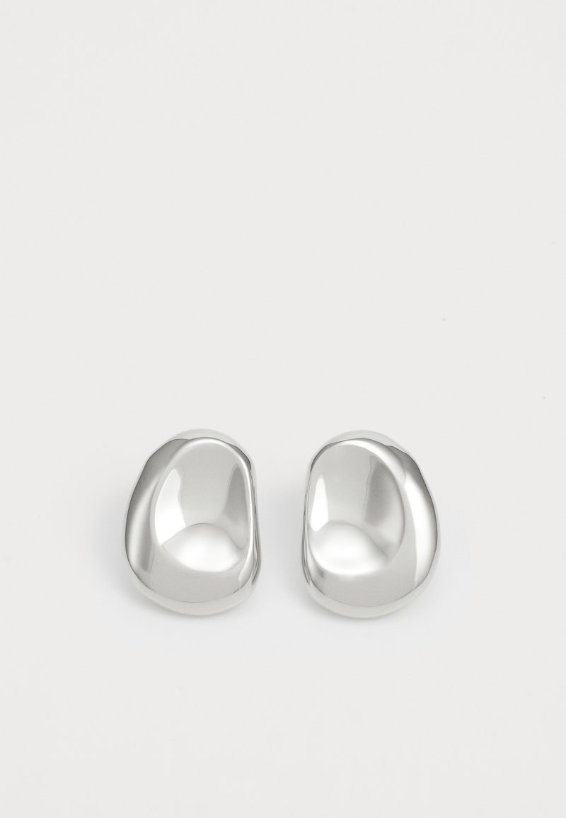 Strieborné náušnice s hladkým, zaobleným dizajnom, so reflexným povrchom a jemnými krivkami, ktoré dodávajú organický, kamienkový vzhľad.