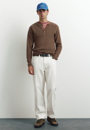 PULL&BEAR, HENLEY NECK - JUMPER - Strickpullover - dark brown