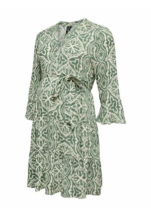 Grün-weiß gemustertes Umstandskleid mit V-Ausschnitt, 3/4-Ärmeln mit Rüschensäumen und einem gebundenen Taillengürtel.