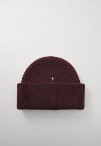 Mørkerød ribstrikket hue med folded brims og et lille svensk flag tag centreret foran.