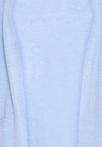 Lyseblå cardigan lavet af blødt, fint struktureret stof. Åben front med subtil glans og uden synligt hardware eller mønstre.