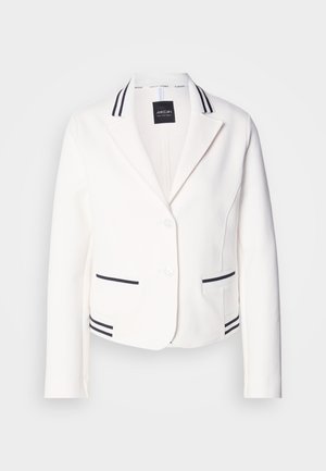 Blazer blanc court avec un revers cranté, deux poches à rayures noires et des finitions assorties. Présente deux boutons et une texture lisse.