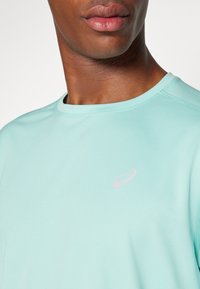 ASICS CORE TOP - Camiseta deportiva - green