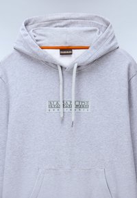 Γκρι φούτερ με κουκούλα, μπροστινή τσέπη, ρυθμιζόμενα κορδόνια και ταμπελάκι με λογότυπο. Διαθέτει πορτοκαλί λεπτομέρεια στο εσωτερικό της κουκούλας.