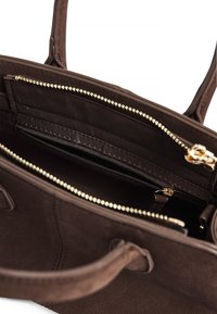 Borsa a tote in suede marrone con manici doppi, dotata di un ampio interno, zip color oro e una tasca con zip per l'organizzazione.