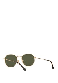 Gafas de sol con marco de metal dorado y lentes verdes, en forma octagonal, con brazos en patrón carey y almohadillas nasales transparentes.