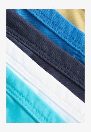 Keturi audinio sluoksniai skirtingų spalvų: turkio, baltos, tamsiai mėlynos ir šviesiai mėlynos, demonstruojantys lygius tekstūras ir plokščias siūles.