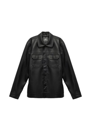 Chaqueta de cuero negra con cuello, dos bolsillos en el pecho y cierres de botón. Textura suave, corte recto y diseño minimalista.