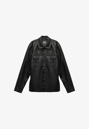 Chaqueta de cuero negra con cuello, dos bolsillos en el pecho y cierres de botón. Textura suave, corte recto y diseño minimalista.