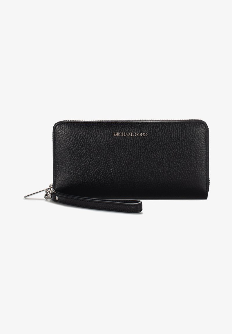 Portafoglio in pelle nera con finitura strutturata, chiusura con zip e tracolla. Presenta un logo metallico sul fronte.
