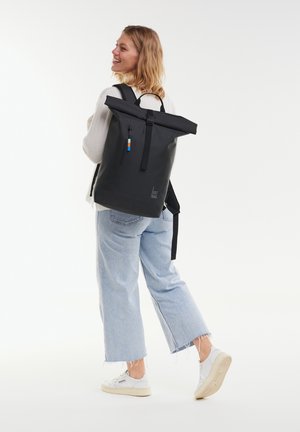 Schwarzer Rolltop-Rucksack aus wasserdichtem Material, mit einer vorderen Reißverschlusstasche und einem bunten Zugriemen. Verstellbare Träger für mehr Komfort.