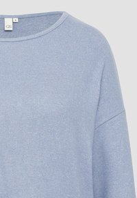 Lichtblauwe gebreide trui met lange mouwen en ronde halslijn, maat small, met een klein wit label met "QS" merk.