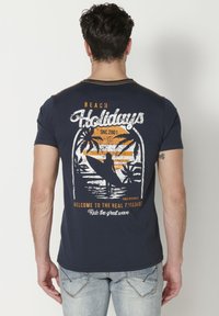 Koroshi Apdrukāts T-krekls - navy