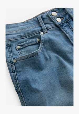 Blaue Jeans aus Denim mit einer verblassten Optik. Merkmale sind eine doppelte Knopfverschluss, eine Vordertasche und genähte Nähte. Glatte Textur, lässiges Design.
