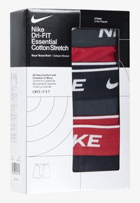 Paket fantovskih bokseric Nike Dri-FIT, v rdeči, sivi in mornarsko modri barvi, z belim kontrastnim logotipom in črtami na elastičnem pasu.