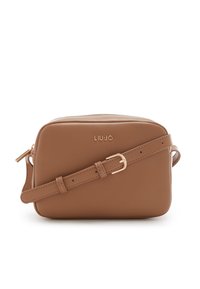 Bolso bandolera de piel sintética marrón con herrajes en tono dorado, forma rectangular, correa ajustable y logotipo en relieve en la parte delantera.