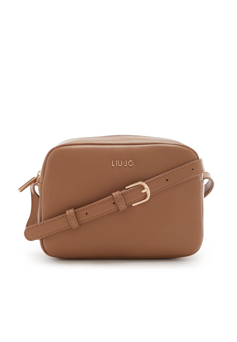 Bolso bandolera de piel sintética marrón con herrajes en tono dorado, forma rectangular, correa ajustable y logotipo en relieve en la parte delantera.