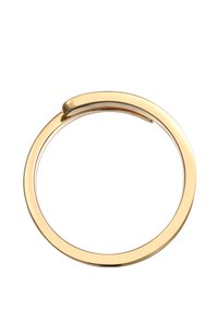 Guldfärgad ring med en slät, rundad design, som har en liten accent som skapar ett gap i cirkeln. Polerad metallisk yta.