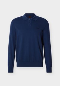 Μακρυμάνικο μπλε ναυτικό πόλο πουκάμισο με δύο κουμπιά, ριμπ μανσέτες και τελείωμα, και μικρό λογότυπο "BOSS" στο αριστερό στήθος.